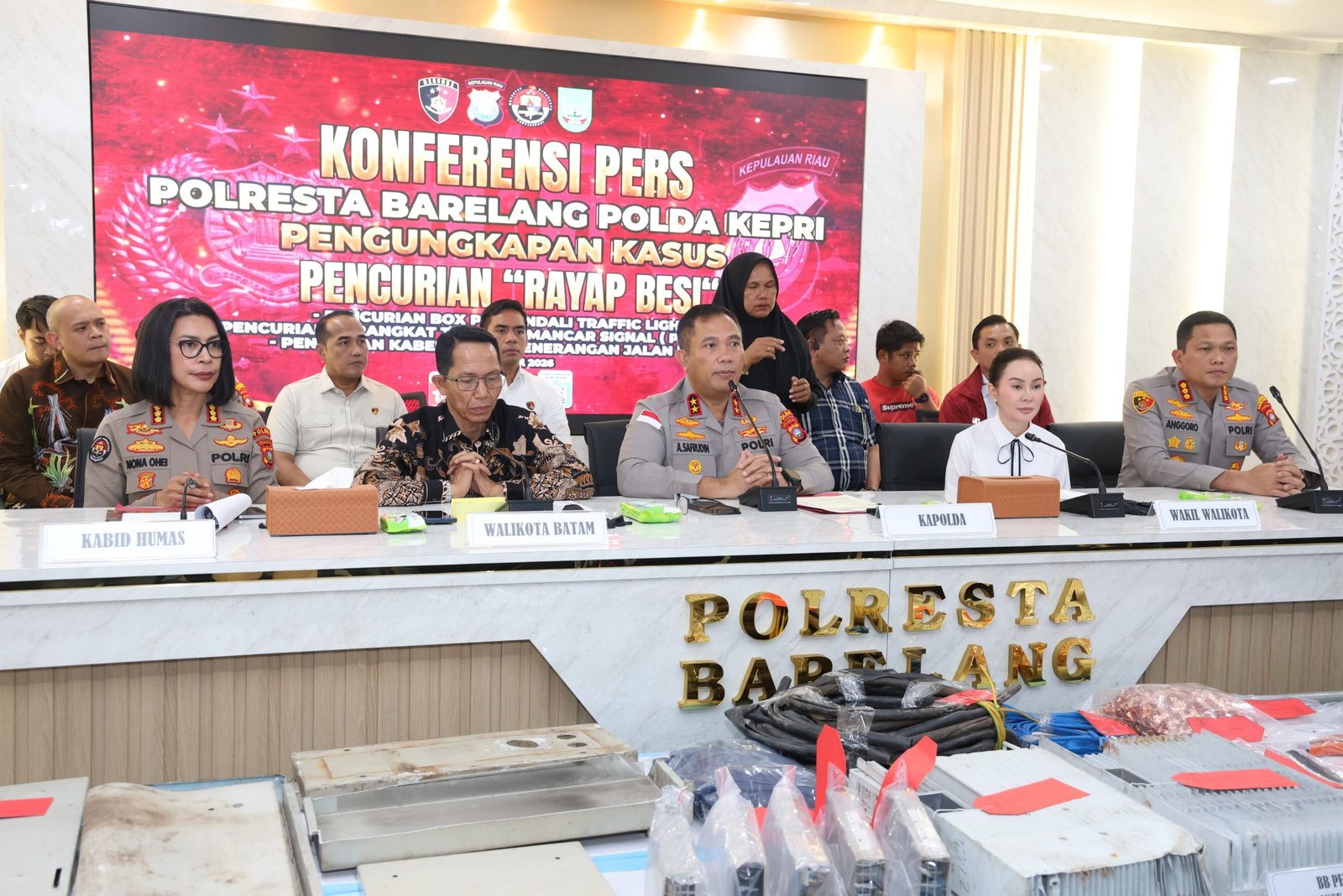 Kapolda Kepri Pimpin Konferensi Pers Pengungkapan Tindak Pidana Pencurian Dengan Pemberatan Fasilitas Umum