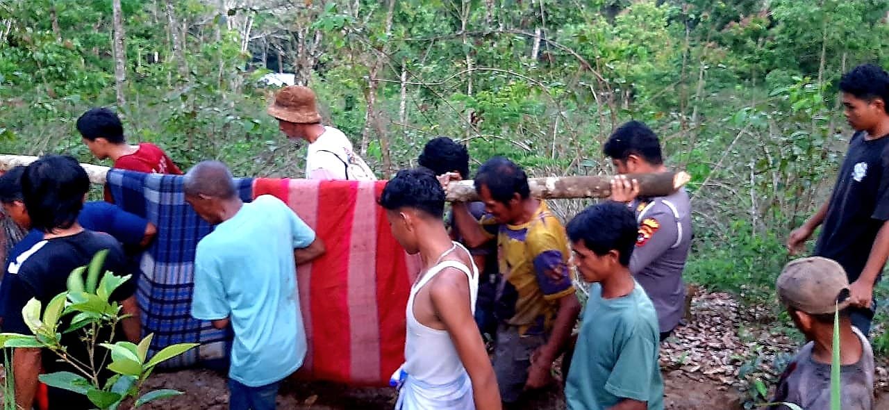 Sigap! Polsek Pangkalan Bersama Warga Evakuasi Korban Tenggelam di Air Terjun Lubuk Tagaru