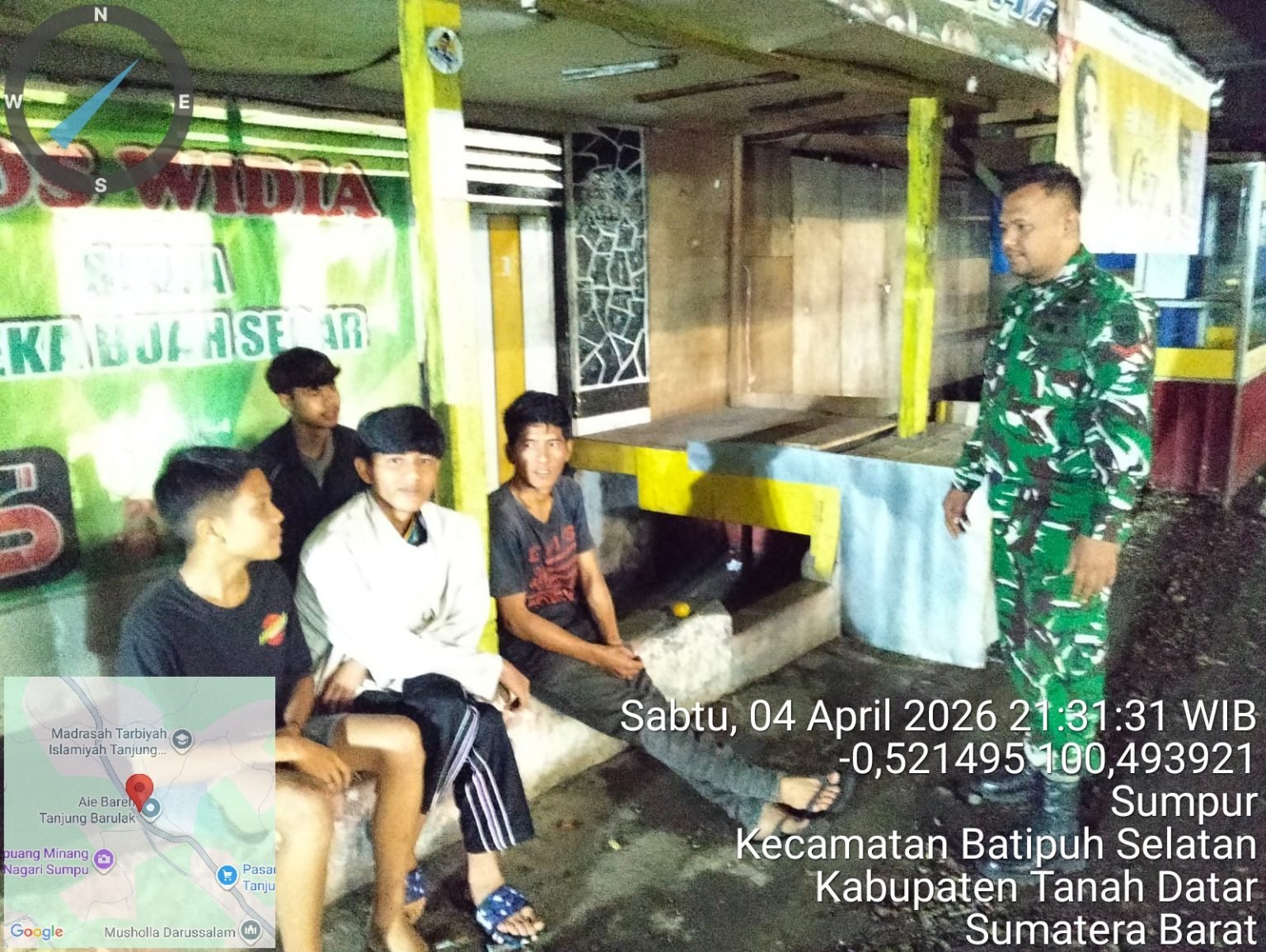Gencarkan Keamanan Malam Hari, Anggota Koramil 08/Batipuh Gelar Patroli Simpatik dan Kolaboratif di Wilayah Binaan