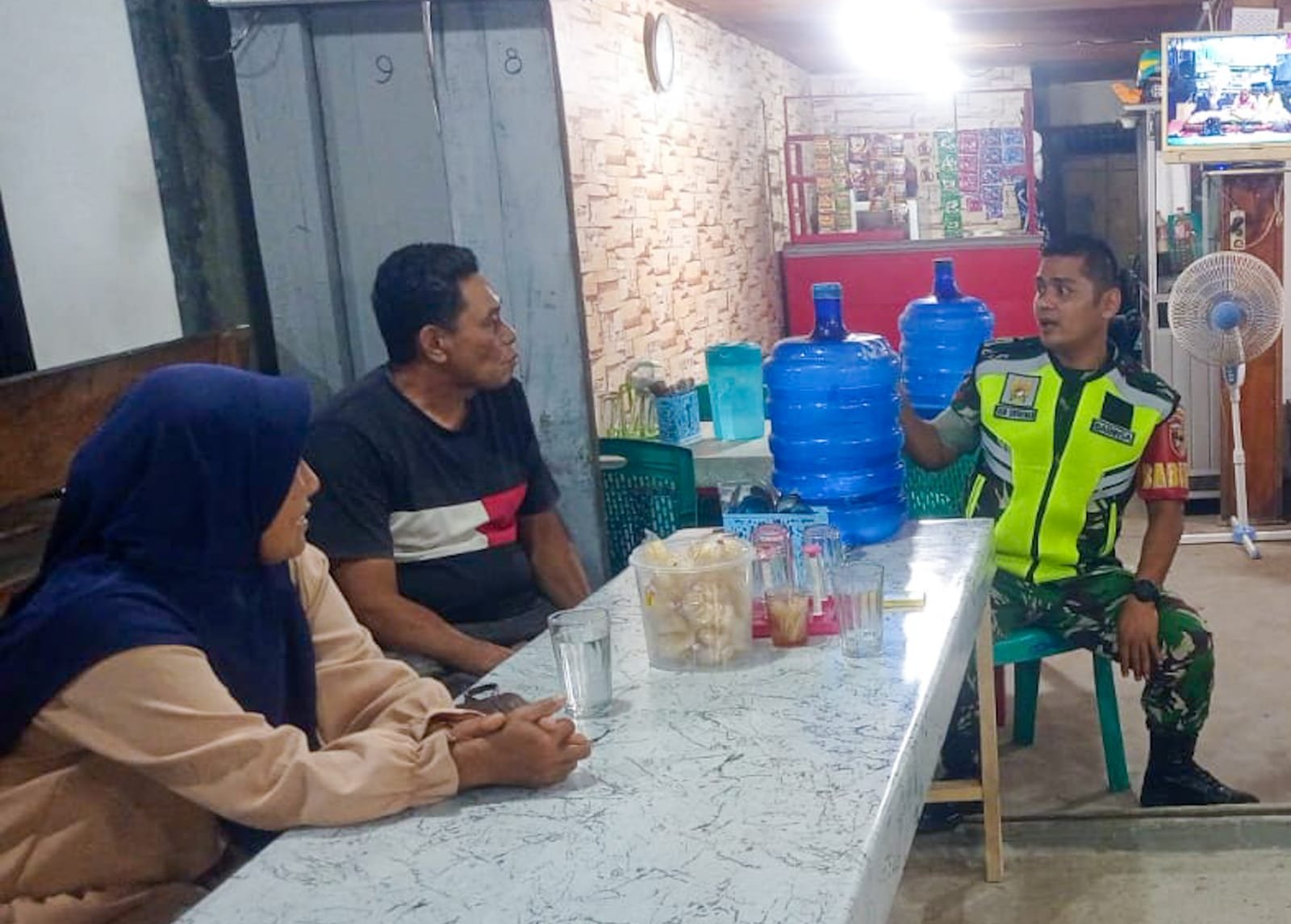 Babinsa Koramil 11/Tanjung Emas Pererat Silaturahmi Melalui Komsos Bersama Warga Nagari Saruaso