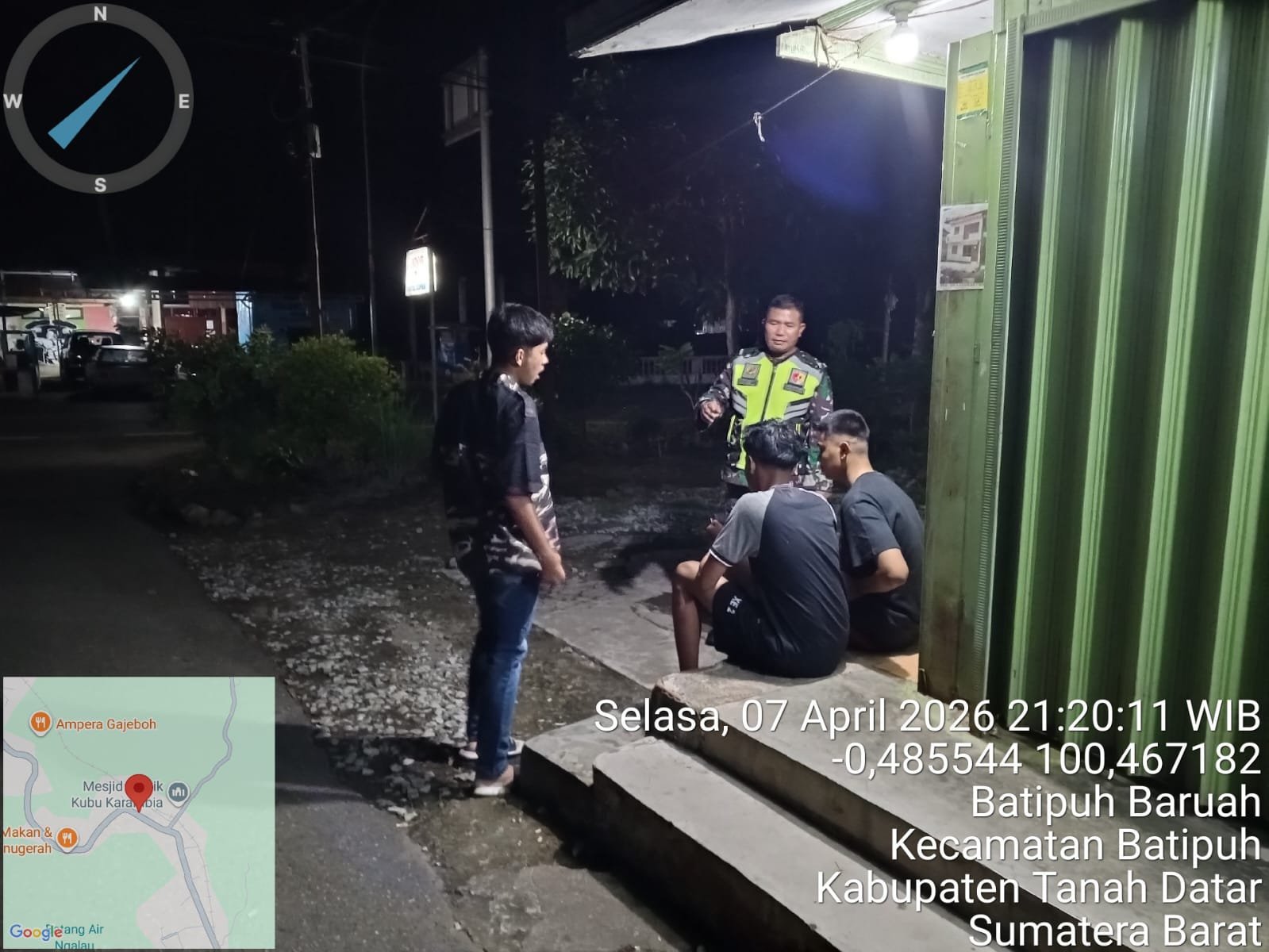 Perkuat Sinergi Keamanan, Babinsa Koramil 08/Batipuh Gelar Patroli Malam Kolaboratif Bersama Tokoh Masyarakat