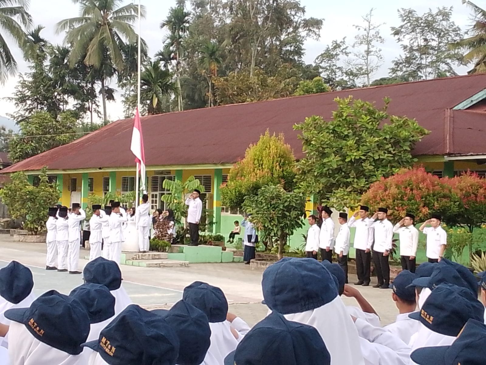 MTsN Kota Solok Gelar Upacara Bendera Perdana Pascalebaran, Kepala Madrasah Tekankan Persiapan Asesmen