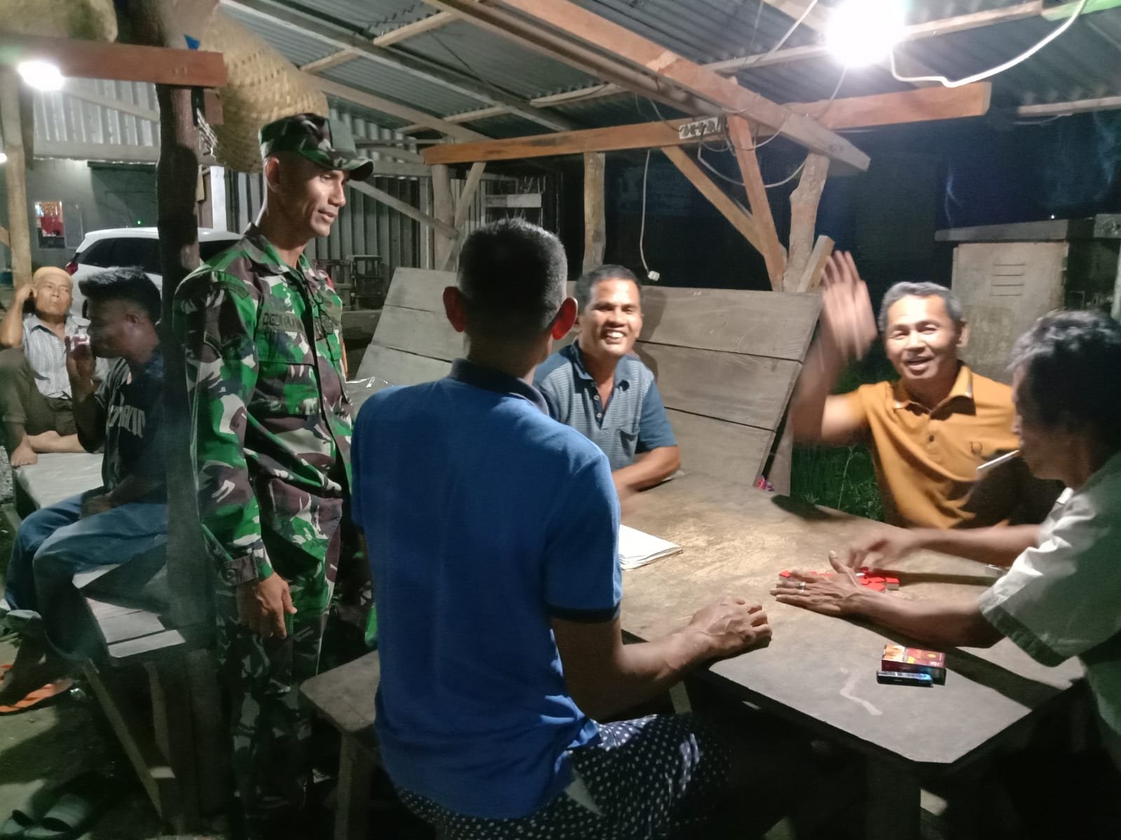 Jaga Kondusifitas Wilayah, Babinsa Koramil 11/Tanjung Emas Gelorakan Patroli Malam Sambil Bersilaturahmi dengan Warga Binaan