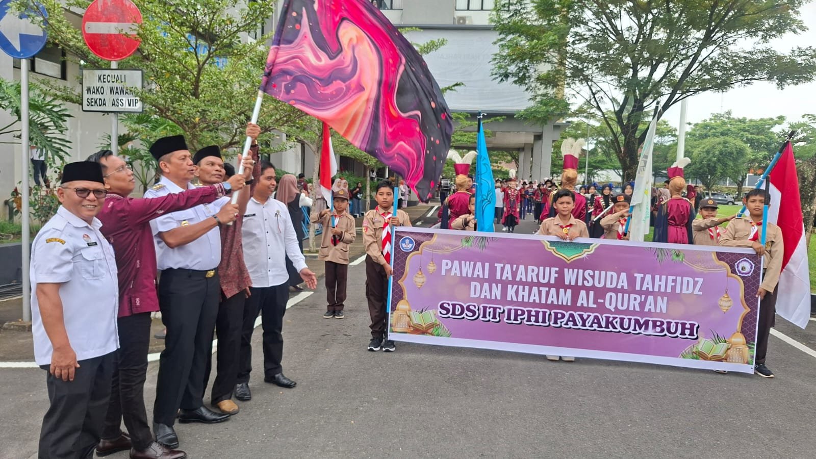 55 Tahfizh dan 76 Khatam Qur’an, SD IT IPHI Payakumbuh Tutup Rangkaian Wisuda dengan Pawai Akbar