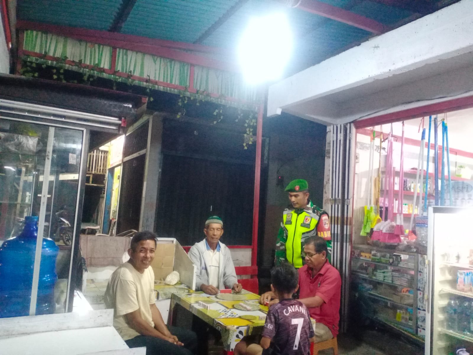 Sambangi Kedai-Kedai Warga, Babinsa Kopda Kurniawan Dilva Gelar Patroli Malam Persuasif di Lintau Buo