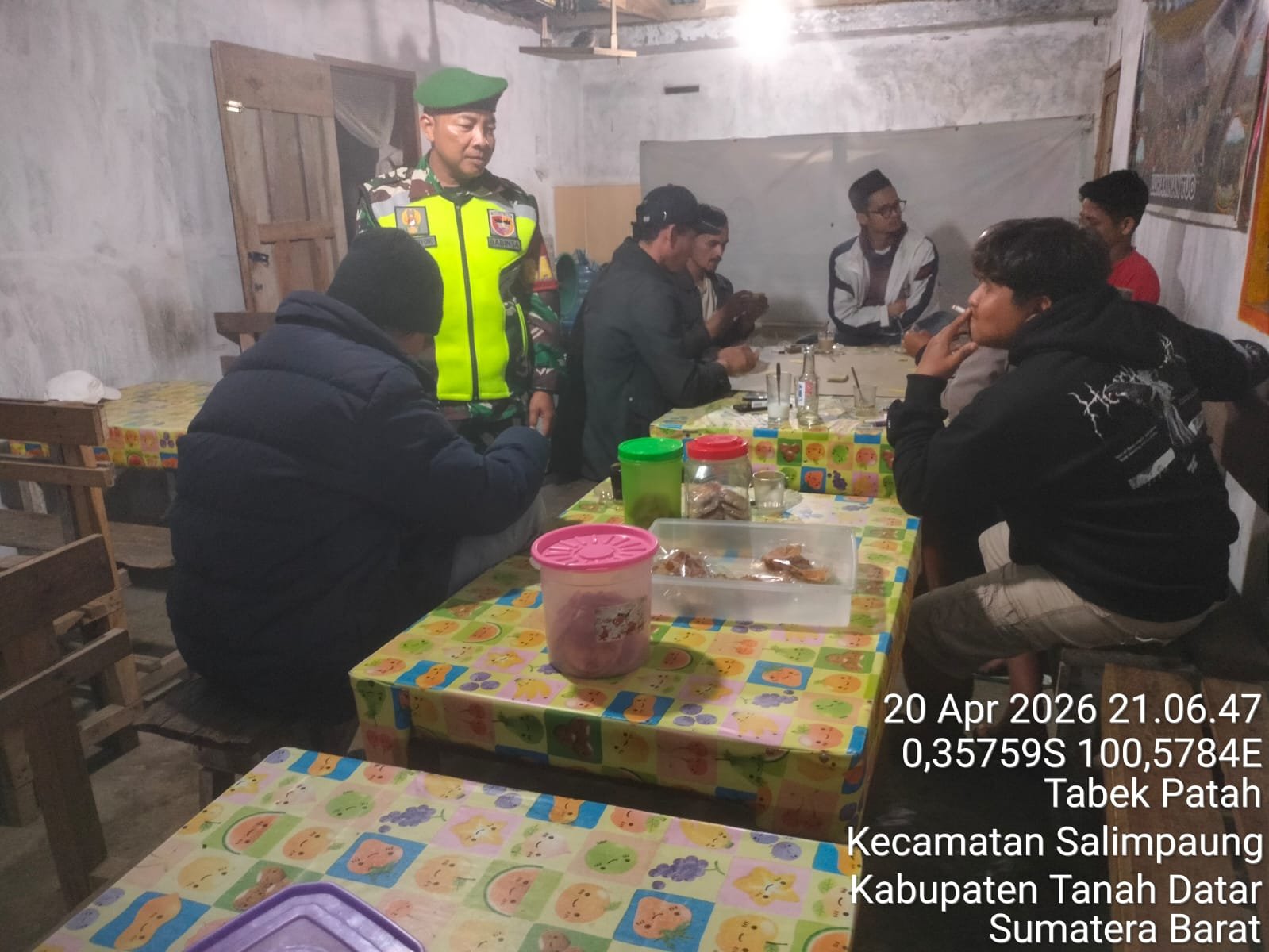 Perkuat Keamanan Nagari, Serka Eko Babinsa Koramil 09/Salimpaung Gelar Patroli Kolaborasi Bersama Tokoh Masyarakat dan Pemuda