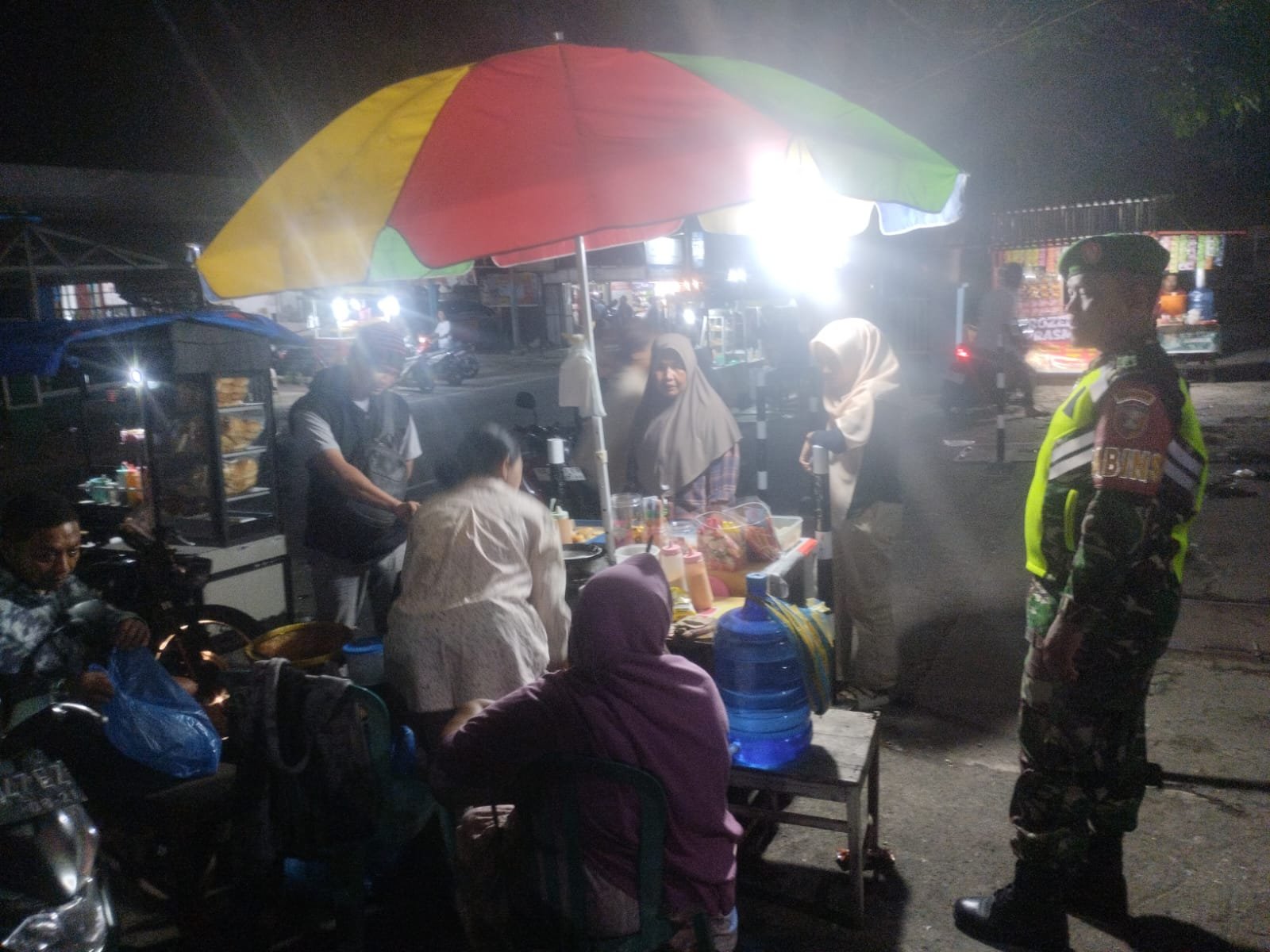 Babinsa Koramil 10/Sungaitarab Gelar Patroli Malam, Sambangi Warga untuk Pantau Kondisi Keamanan
