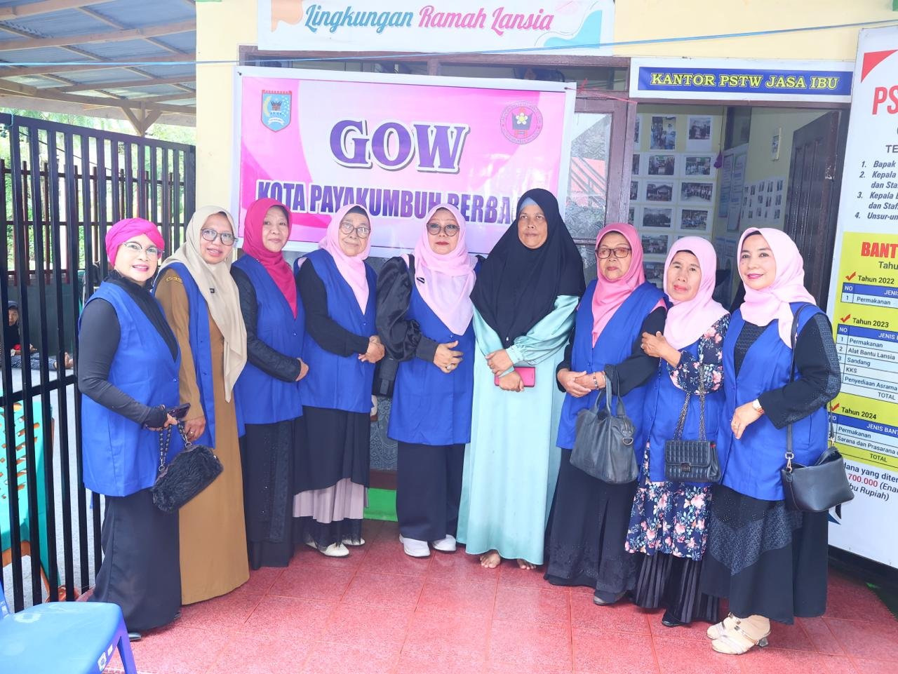 Ny. Eni Elzadaswarman Pimpjnan GOW Bagikan Langsung Bansos Ketiga Lokasi Berbeda