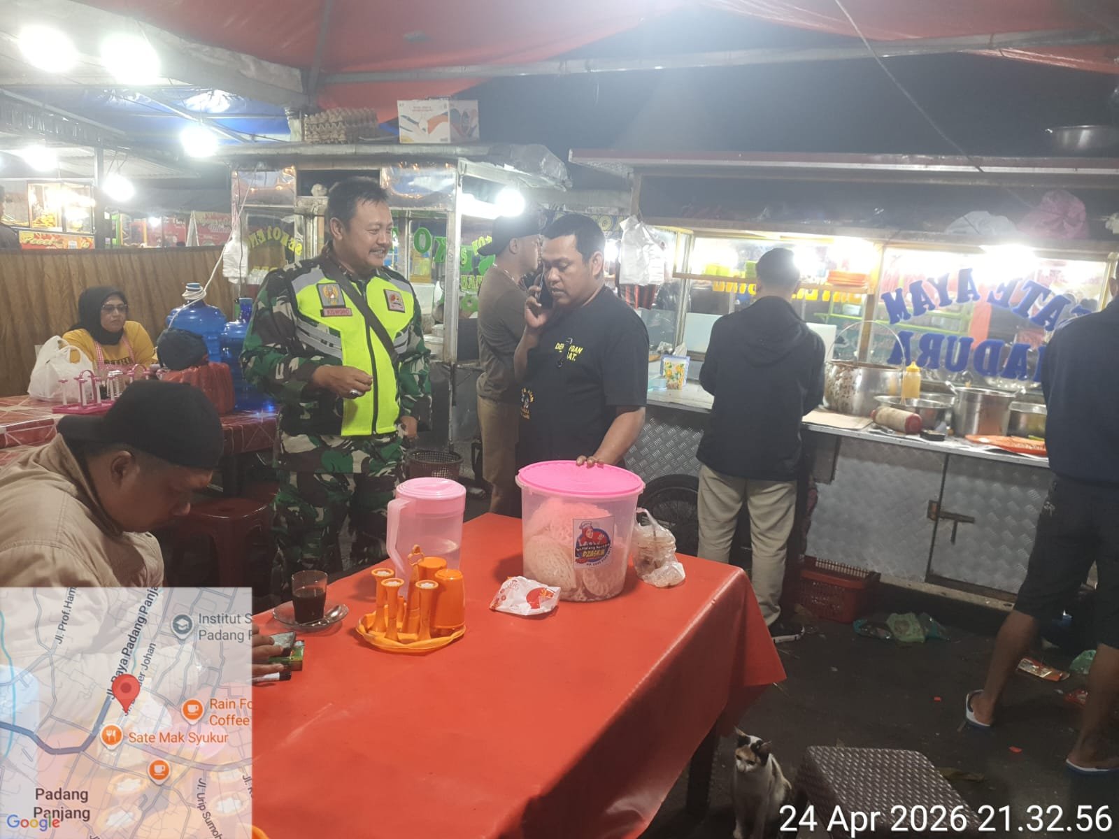 Babinsa Koramil 01/Padang Panjang Gelar Patroli Malam, Sambangi Warga untuk Pantau Kondisi Keamanan