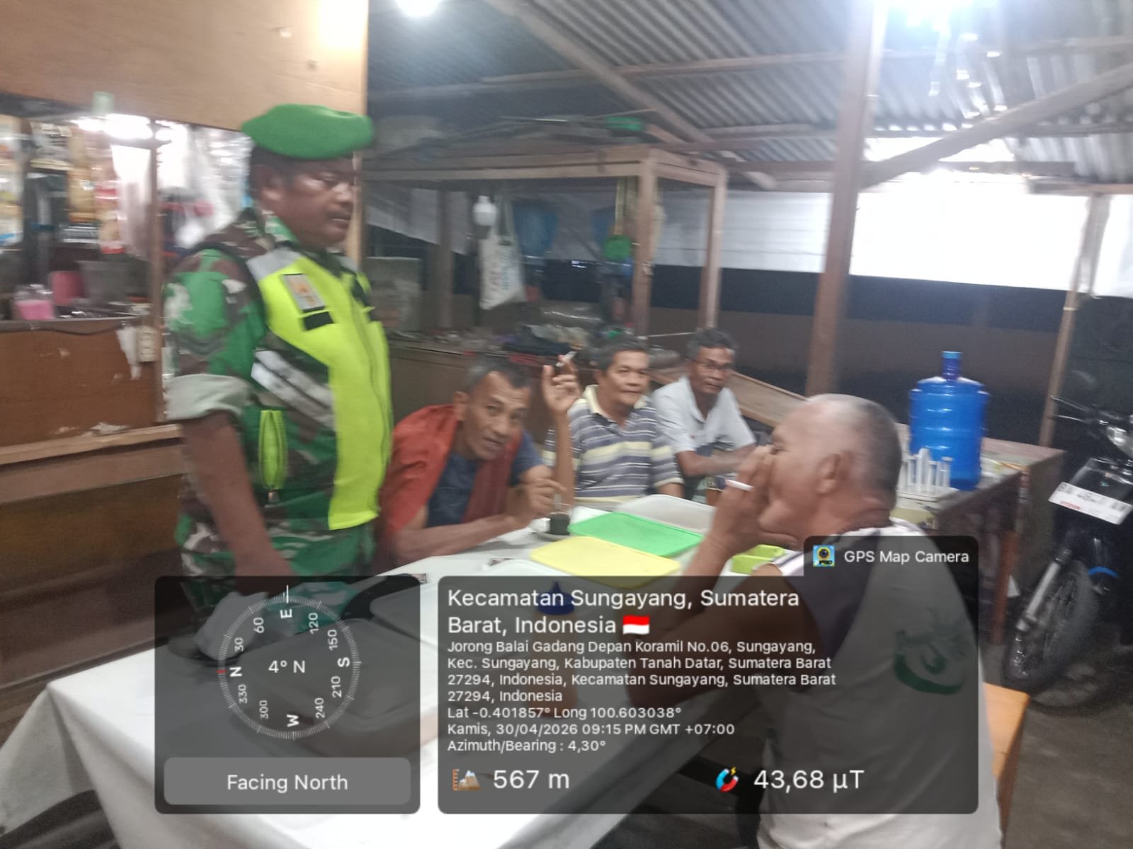 Babinsa Koramil 06/Sungayang Gelar Patroli Malam, Sambangi Warga untuk Pantau Kondisi Keamanan