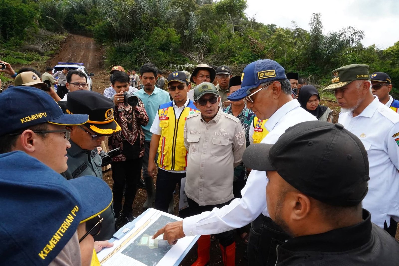 Menteri PU RI Kunjungi Lokasi Bencana di Taluk dan Sekolah Rakyat di Nagari Tanjung Alam