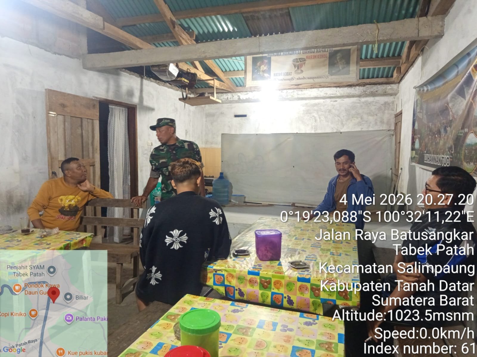 Perkuat Keamanan Wilayah, Babinsa Koramil 09/Salimpaung Gelar Patroli Malam Bersama Tokoh Agama