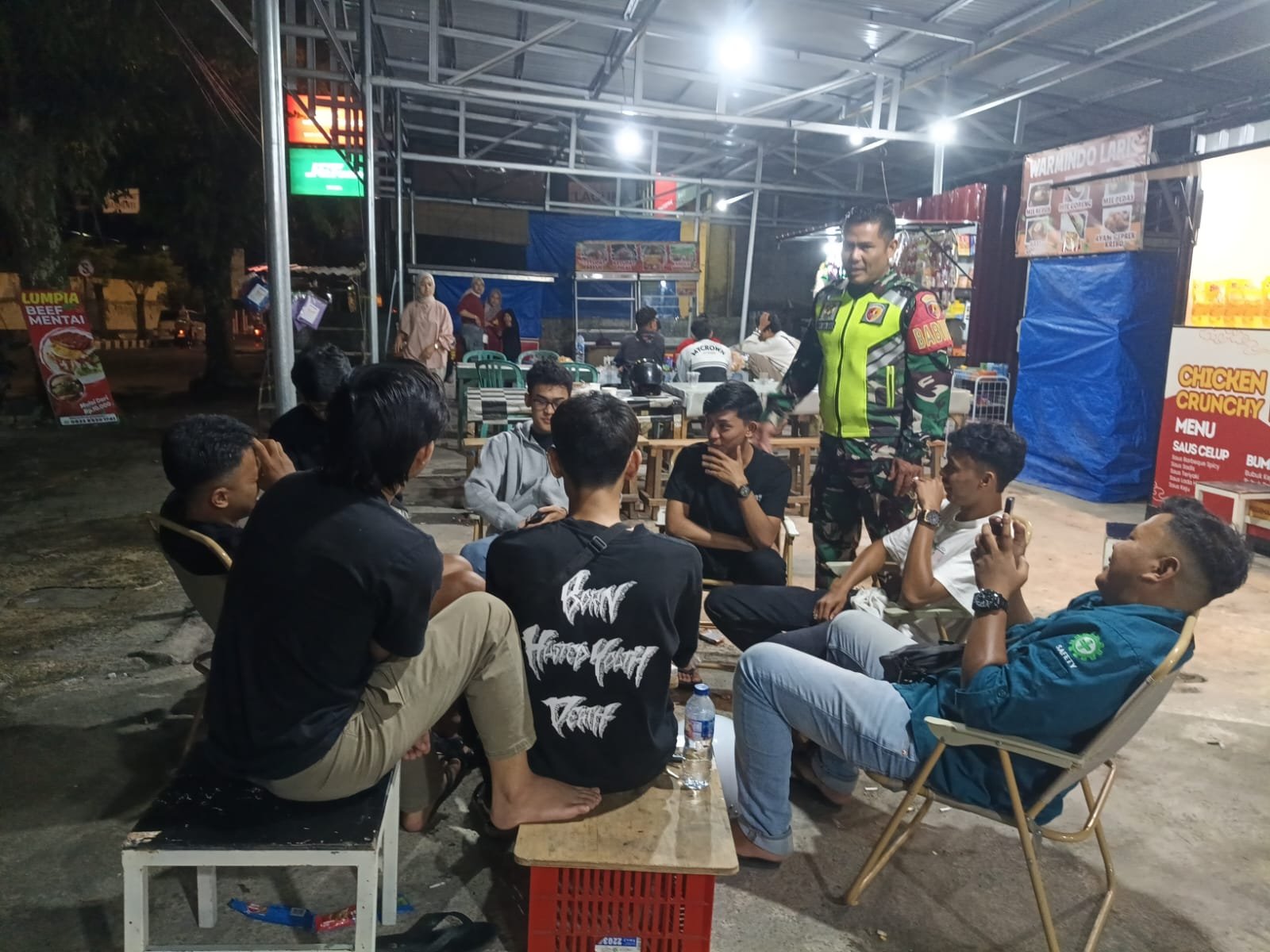 Babinsa Koramil 01/Padang Panjang Gelar Patroli Malam, Sambangi Warga untuk Pantau Kondisi Keamanan Wilayah