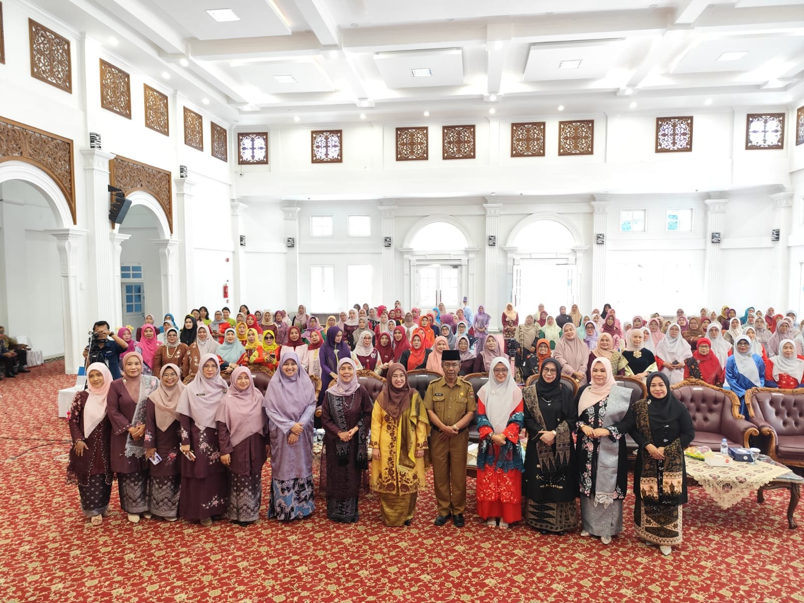 Tiga Perempuan Inspiratif Bukittinggi Terima Penghargaan di Talkshow “Perempuan Pembelajar Sepanjang Hayat”