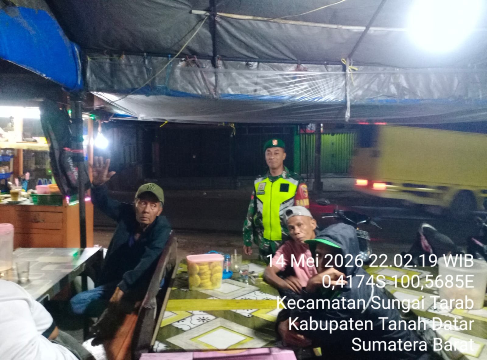 Babinsa Koramil 10/Sungaitarab Laksanakan Patroli Kolaborasi Bersama Tomas