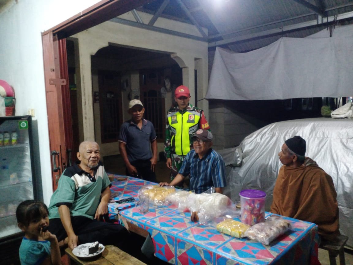 Perkuat Sinergi Keamanan, Babinsa Koramil 04/Lintau Buo Gelar Patroli Malam Kolaborasi Bersama Tokoh Masyarakat