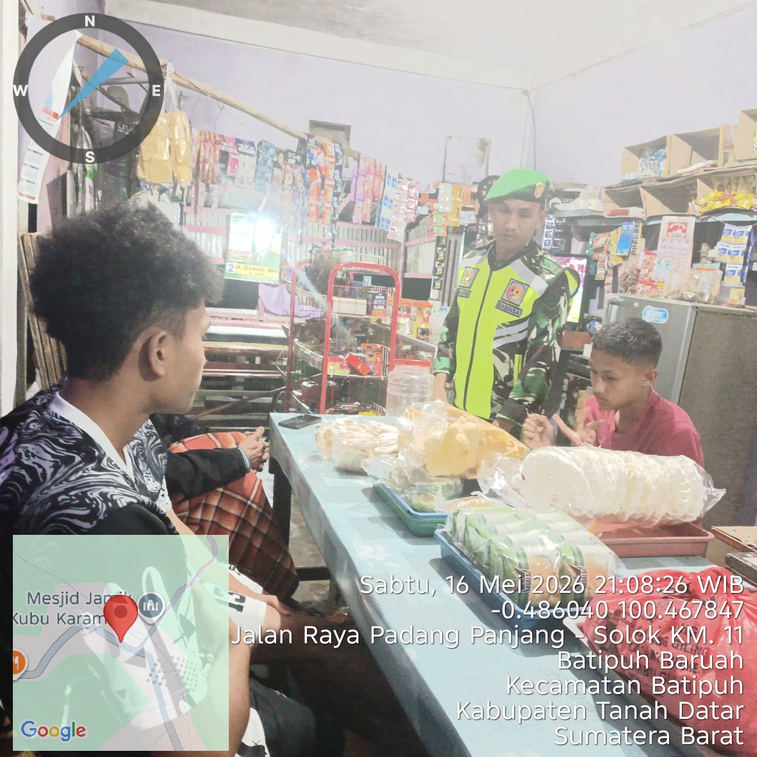 Kolaborasi Babinsa Koramil 08/Batipuh dan Warga Tingkatkan Kewaspadaan