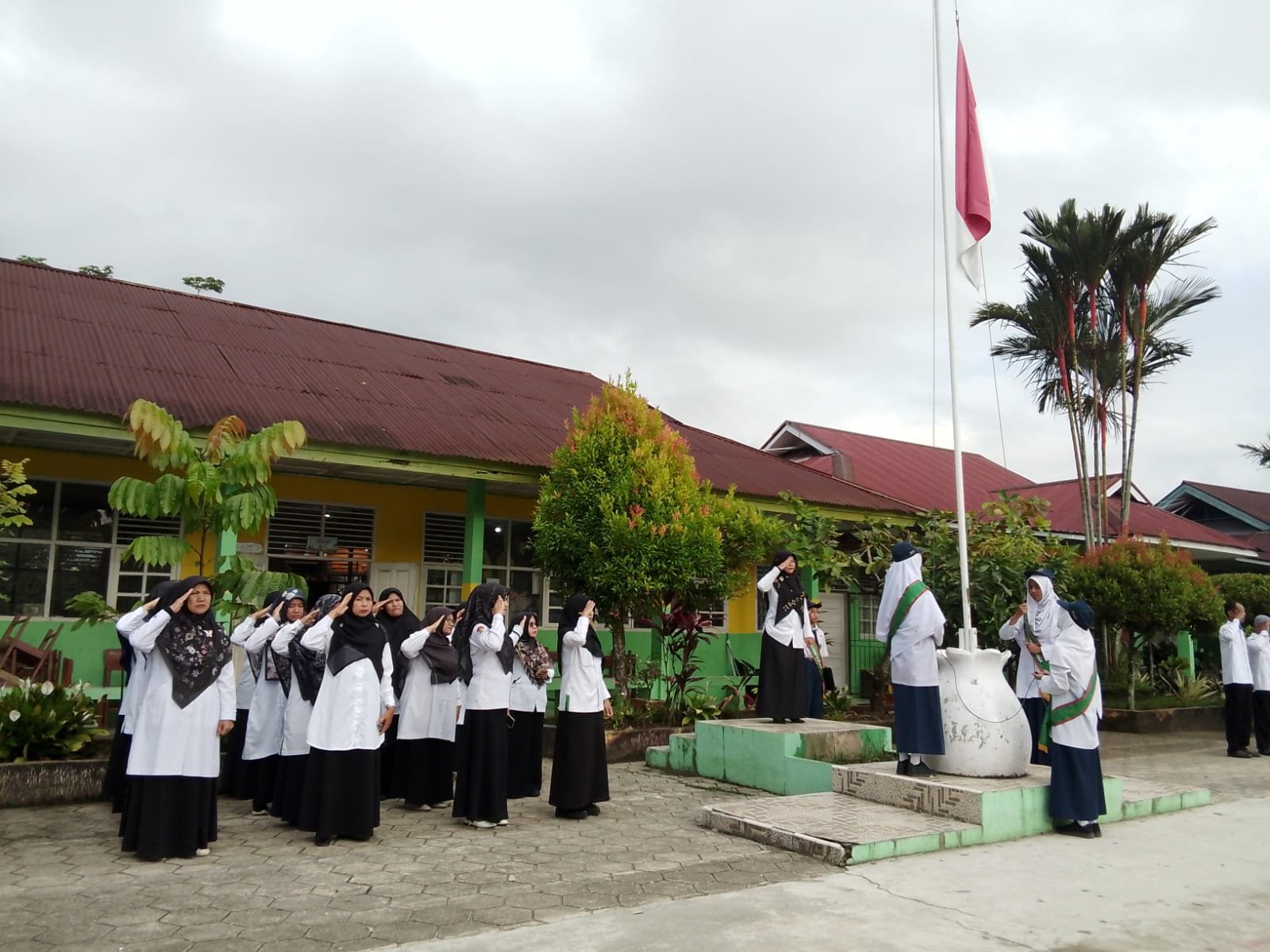 “Belajar Ibarat Menanam Padi: Upacara Terakhir MTsN Kota Solok Ingatkan Siswa Tanam ‘Bibit’ Karakter Unggul”