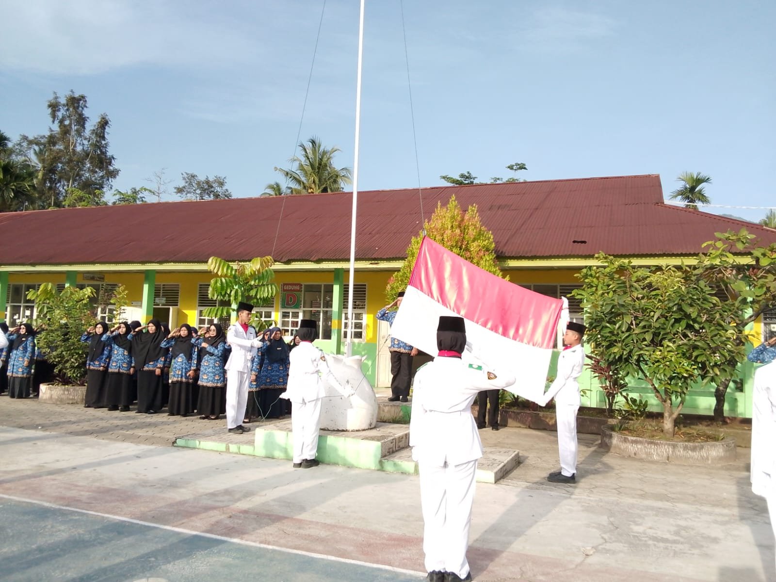 Gema Semangat Hardiknas ke-118 di MTsN Kota Solok: “Jaga Tunas Bangsa, Wujudkan Pendidikan Merata”