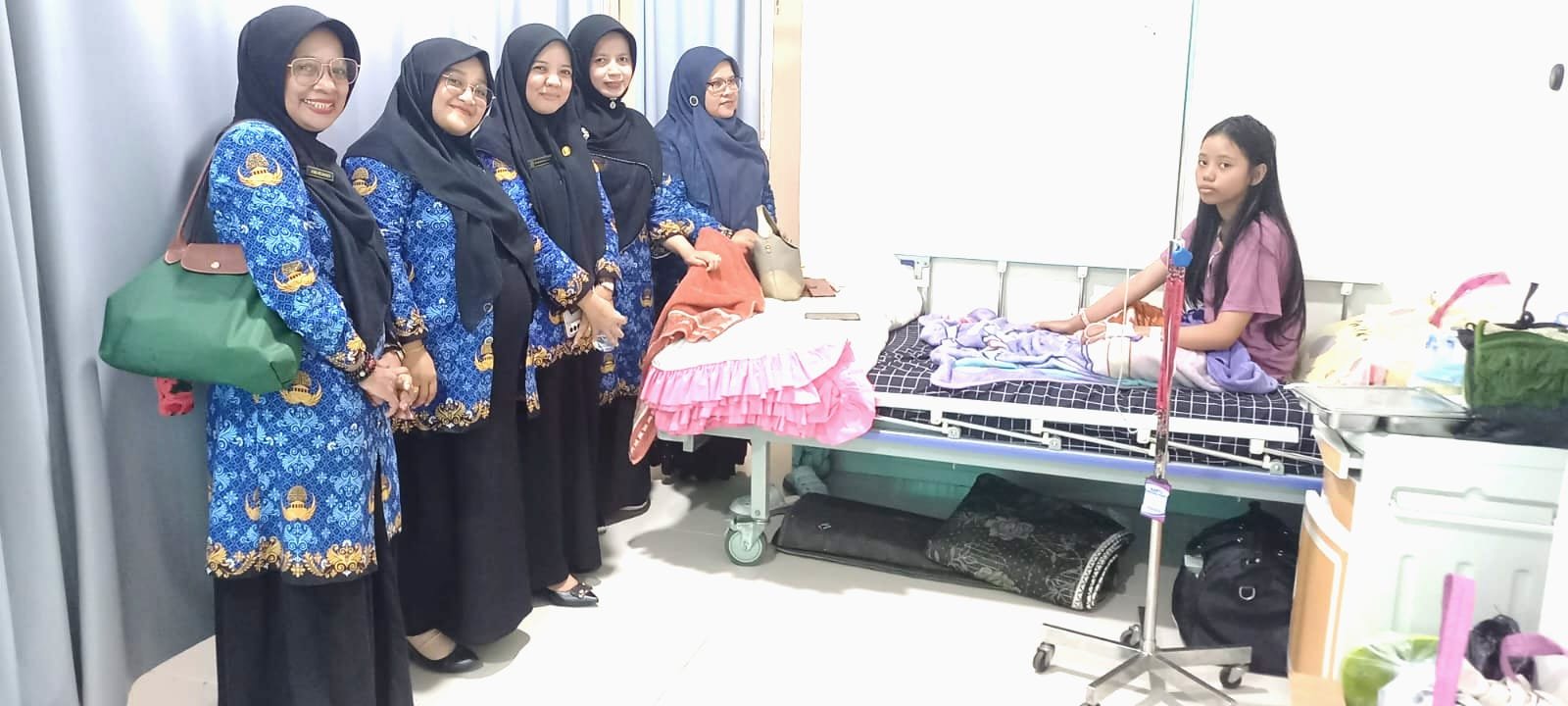 Wujud Kasih Sayang, Ny. Gus Amril Pimpin Kunjungan Kepedulian DWP Kemenag Kota Solok ke Anggota yang Sakit”