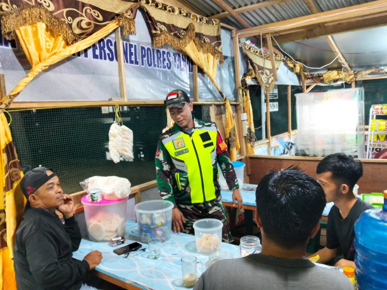 Patroli Malam, Babinsa Ajak Warga Bersatu Jaga Lingkungan Demi Keamanan