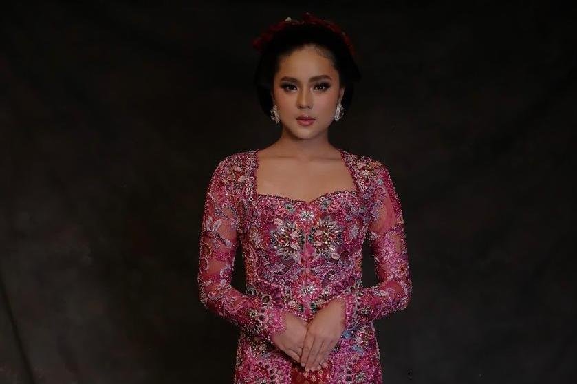 Dibalut Kebaya Elegan, Alisha Syauqina Gunawan Disebut Punya Potensi Besar oleh Devina Shanti