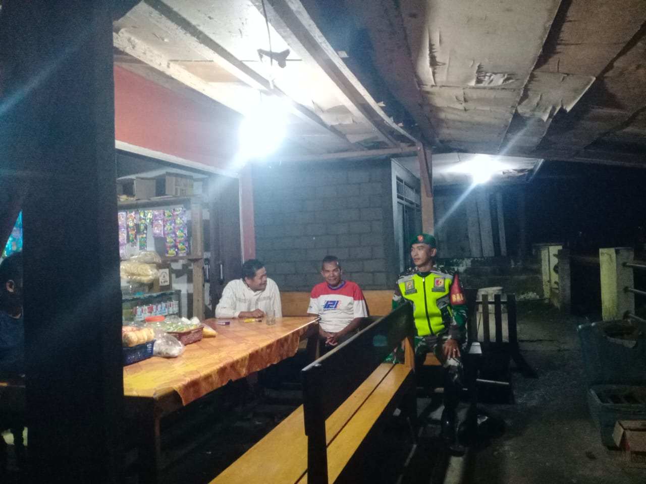Babinsa Koramil 04/Lintau Buo Gelar Patroli Malam, Sambangi Warga untuk Pantau Kondisi Keamanan