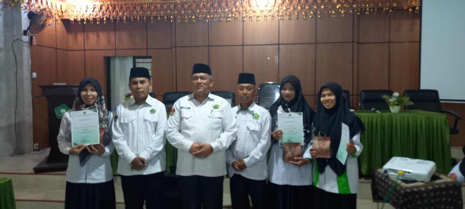Penghargaan Diserahkan: Tiga Madrasah di Kota Solok Tercepat Selesaikan Pendataan EMIS Tahun 2026