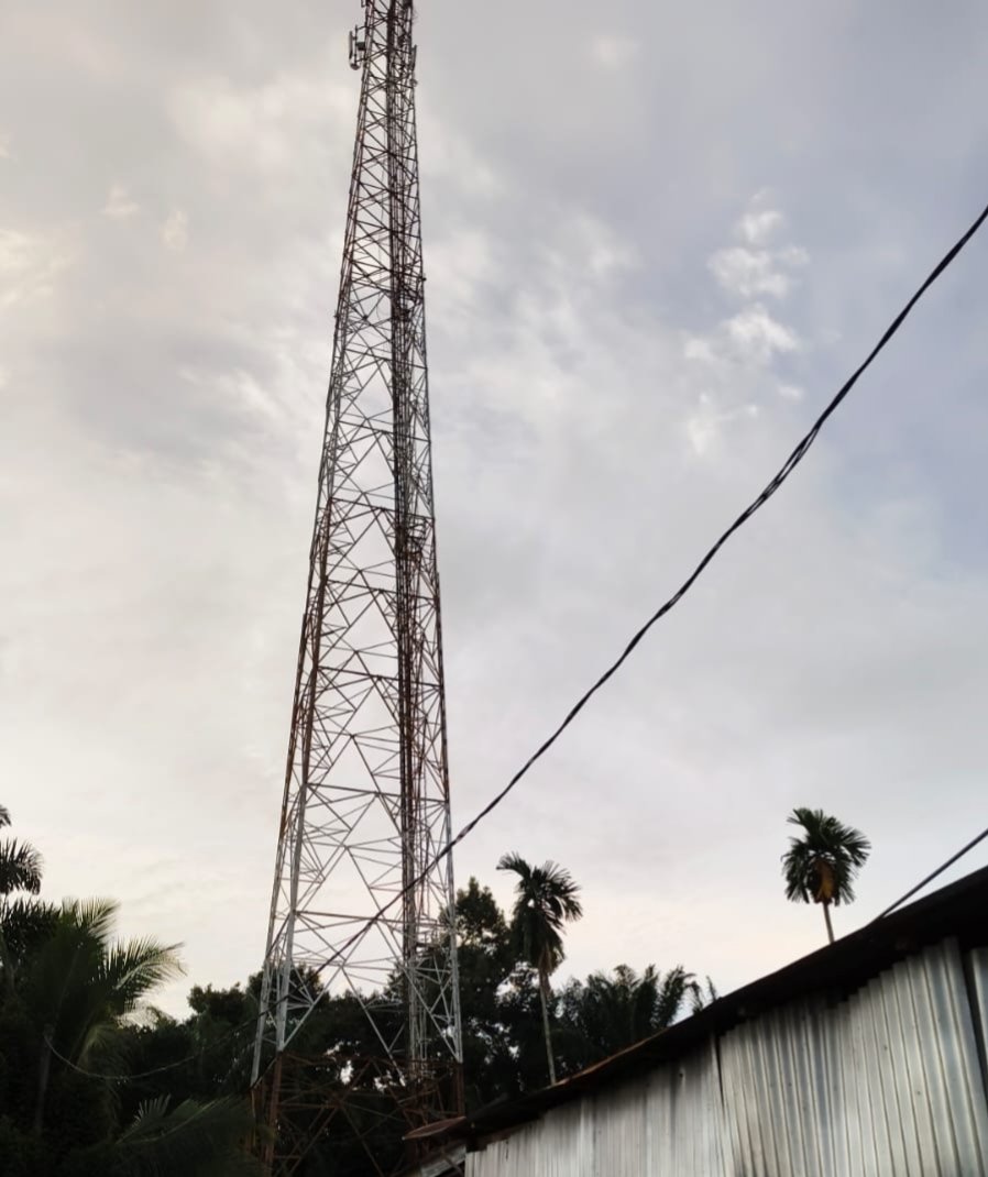 Warga Lubuk Sanai I Khawatir Tower Telkomsel 72 Meter di Tengah Permukiman Rapuh