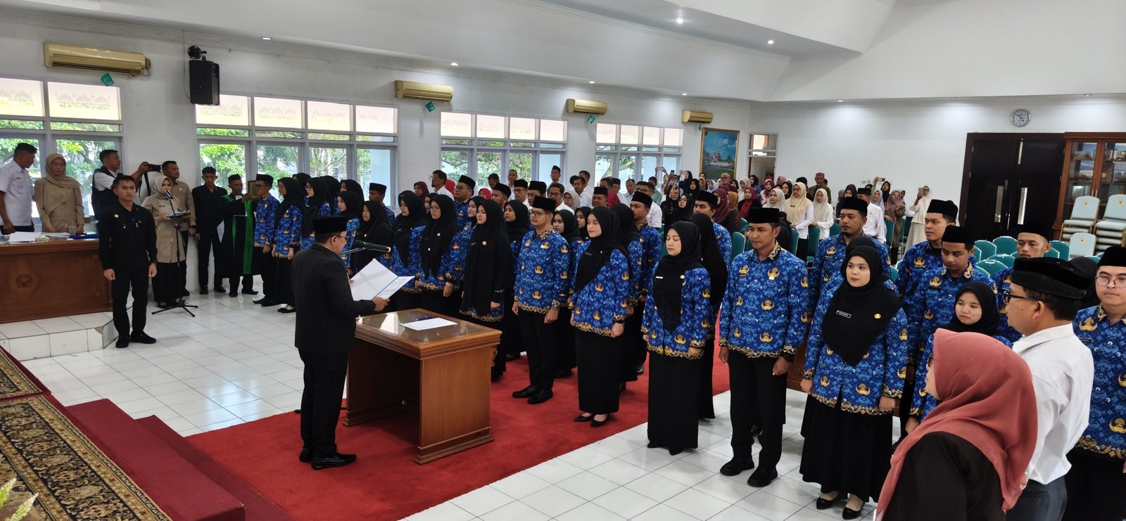Bupati Eka Putra Lantik dan Ambil Sumpah PNS Formasi THSKN 2024 serta Jabatan Fungsional di Lingkungan Pemkab Tanah Datar