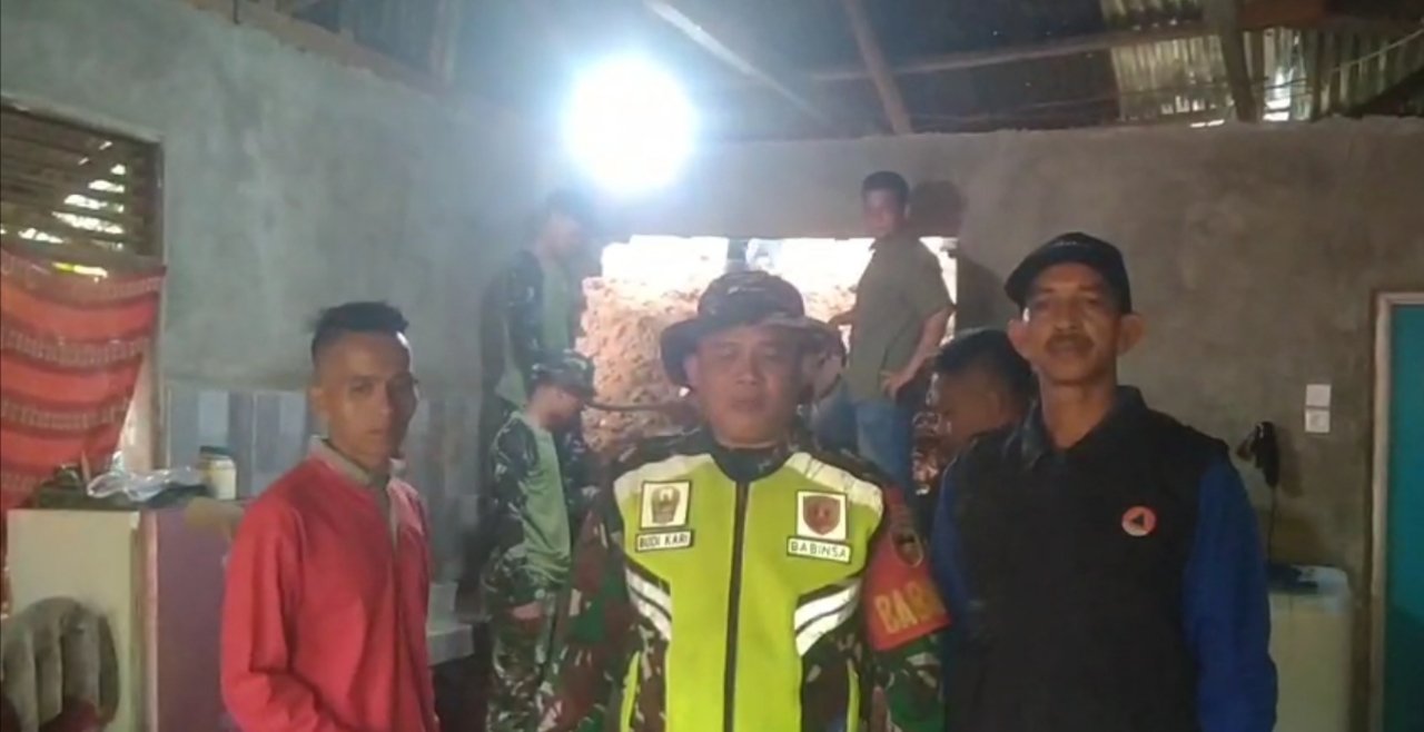 Wujud Sinergi TNI-Rakyat, Anggota Yonif TP 951/Pandeka Marapi dan Babinsa Bersihkan Rumah Warga Terdampak Banjir di Jorong Mudik Lindan