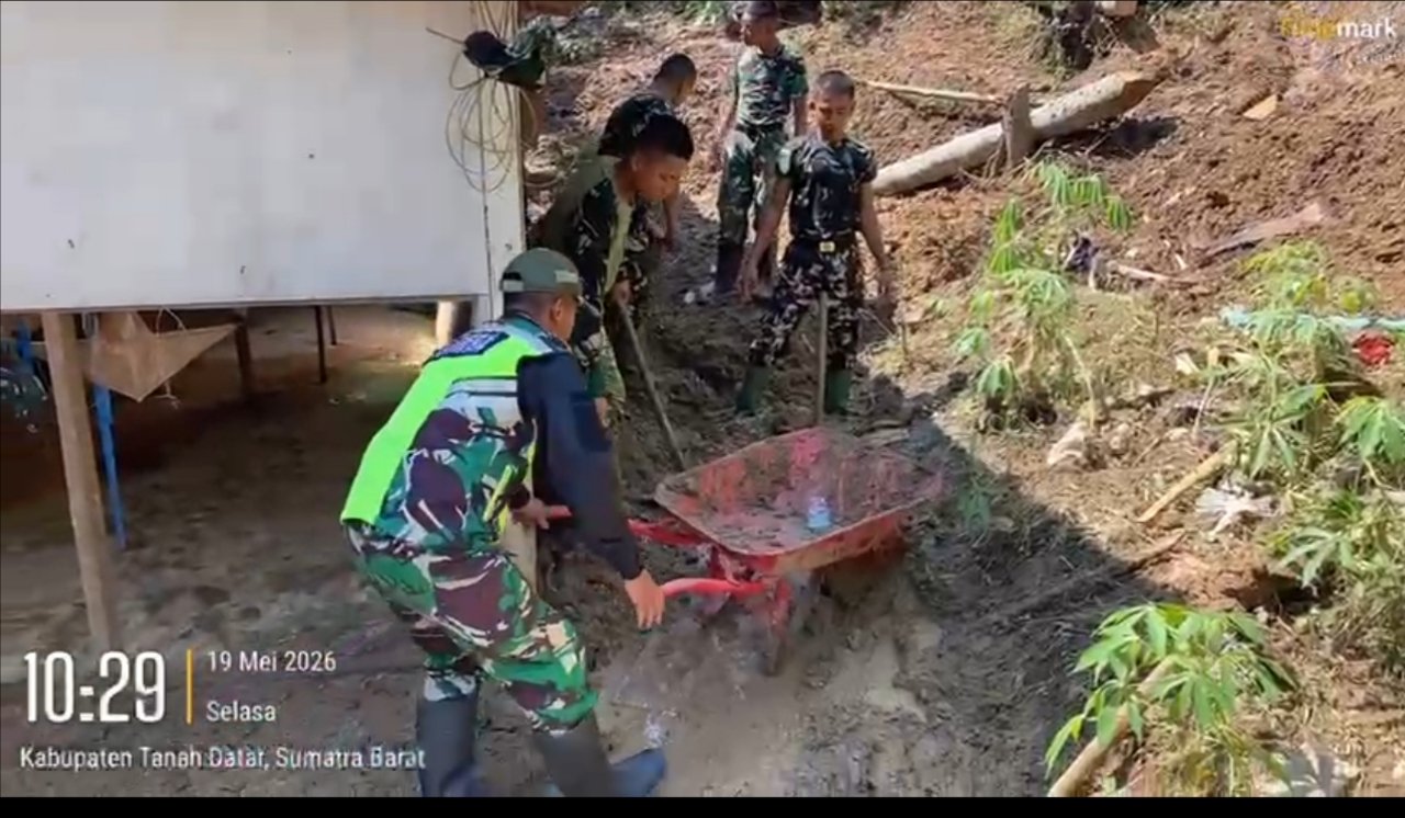 Babinsa Koramil 04/Lintau Buo dan Anggota Yonif TP 951/Pandeka Marapi Bersihkan Halaman Rumah Warga dari Material Banjir di Lintau Buo