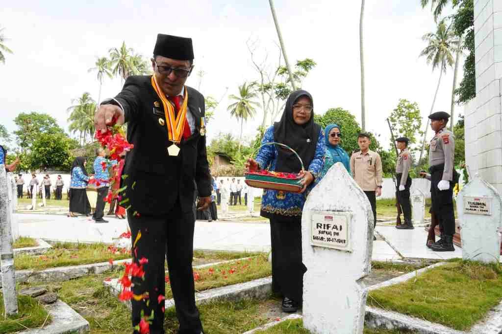 Usai Upacara Harkitnas, Bupati Eka Putra dan Forkopimda Ziarah ke Makam Pahlawan Bahagia Batusangkar: Mengenang Jasa Para Pejuang
