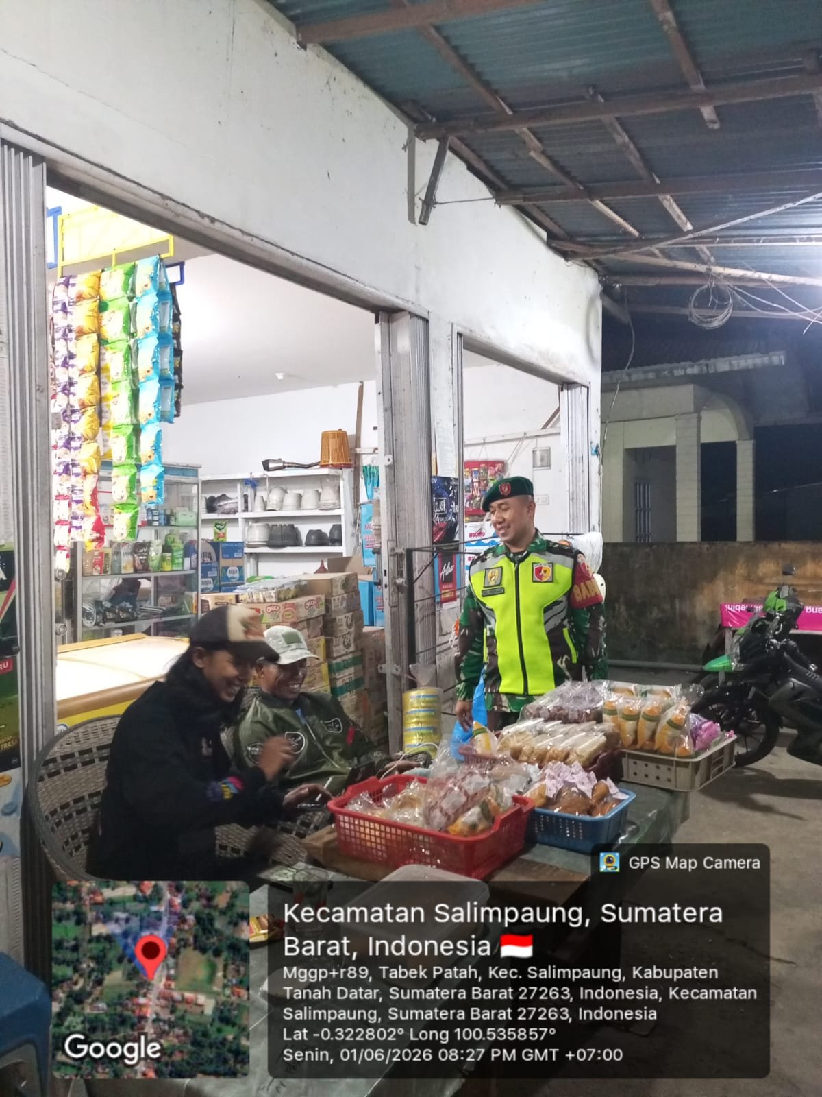 Personel Koramil 09/Salimpaung dan Tokoh Masyarakat Gelar Patroli Siskamling Kolaborasi di Wilayah Binaan