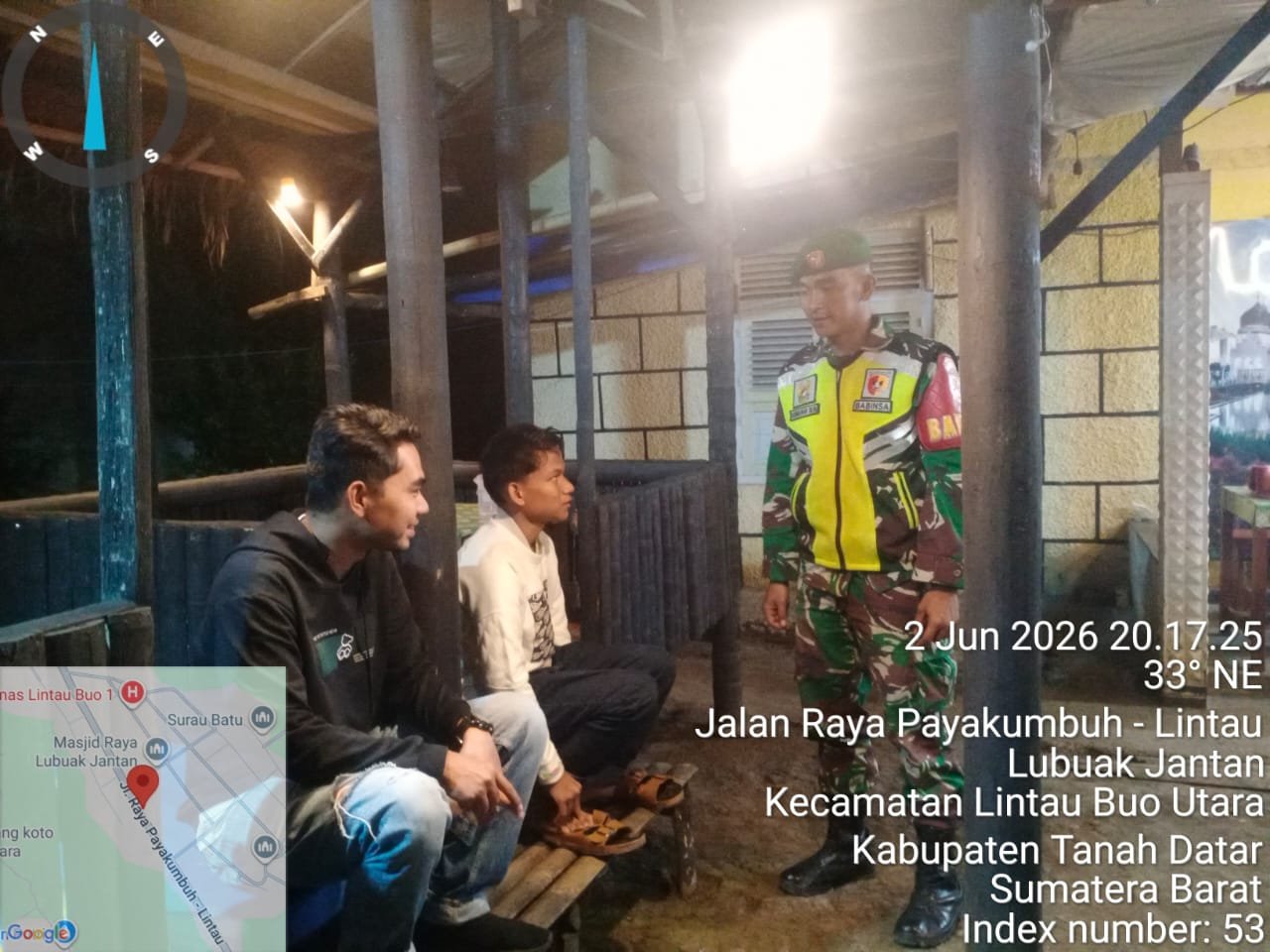 Wujud Sinergi TNI-Rakyat, Babinsa Koramil 04/Lintau Buo Kopda Kurniawan Dilva Pimpin Patroli Malam Bersama Warga