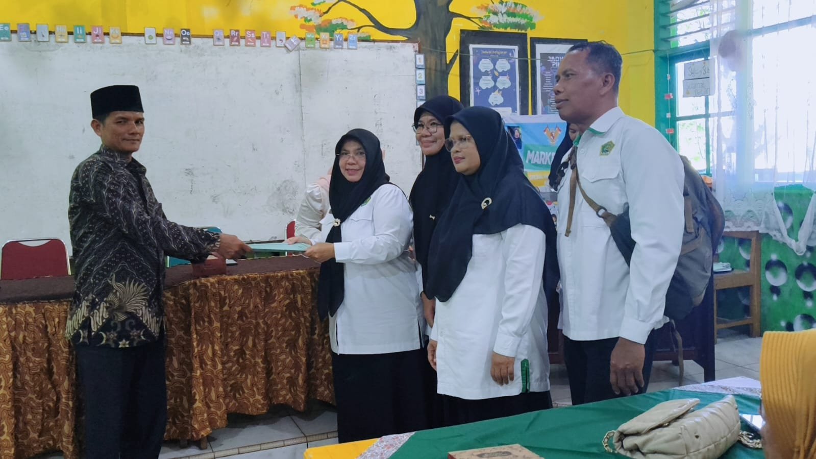 Air Mata Haru dan Laptop Kenang-kenangan Warnai Pelepasan Siswa Kelas VI MIN Kota Solok