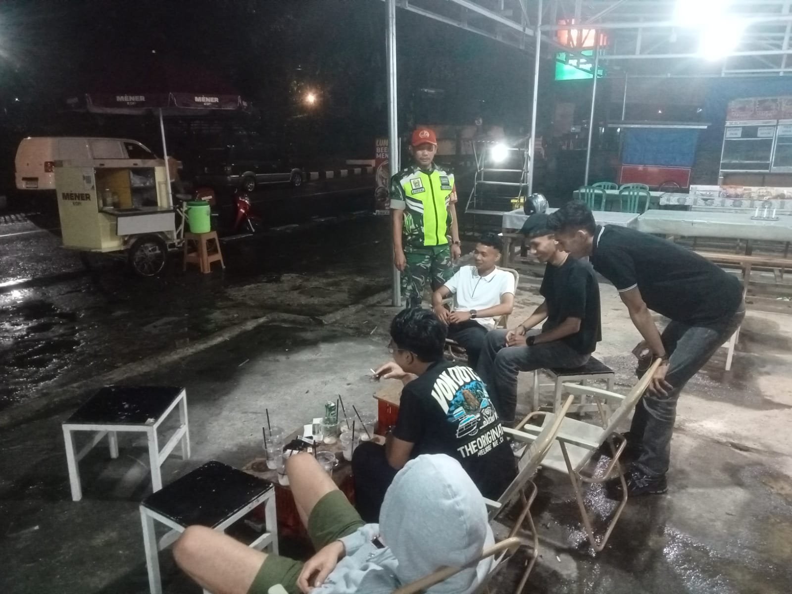Wujud Nyata Sinergi TNI – Masyarakat, Babinsa Koramil 01/Padang Panjang Sertu Asrizal Gelar Patroli Malam Kolaboratif di Kota Padang Panjang