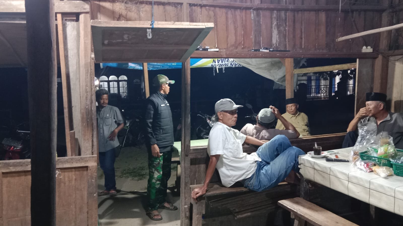 Babinsa Koramil 04/Lintau Buo Gelar Patroli Malam, Sambangi Warga untuk Pantau Kondisi Keamanan