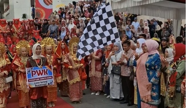 Semarak 1 Abad Jam Gadang: Parade 1.700 Perempuan Berbalut Adat Minangkabau Gegarkan Pasar Ateh