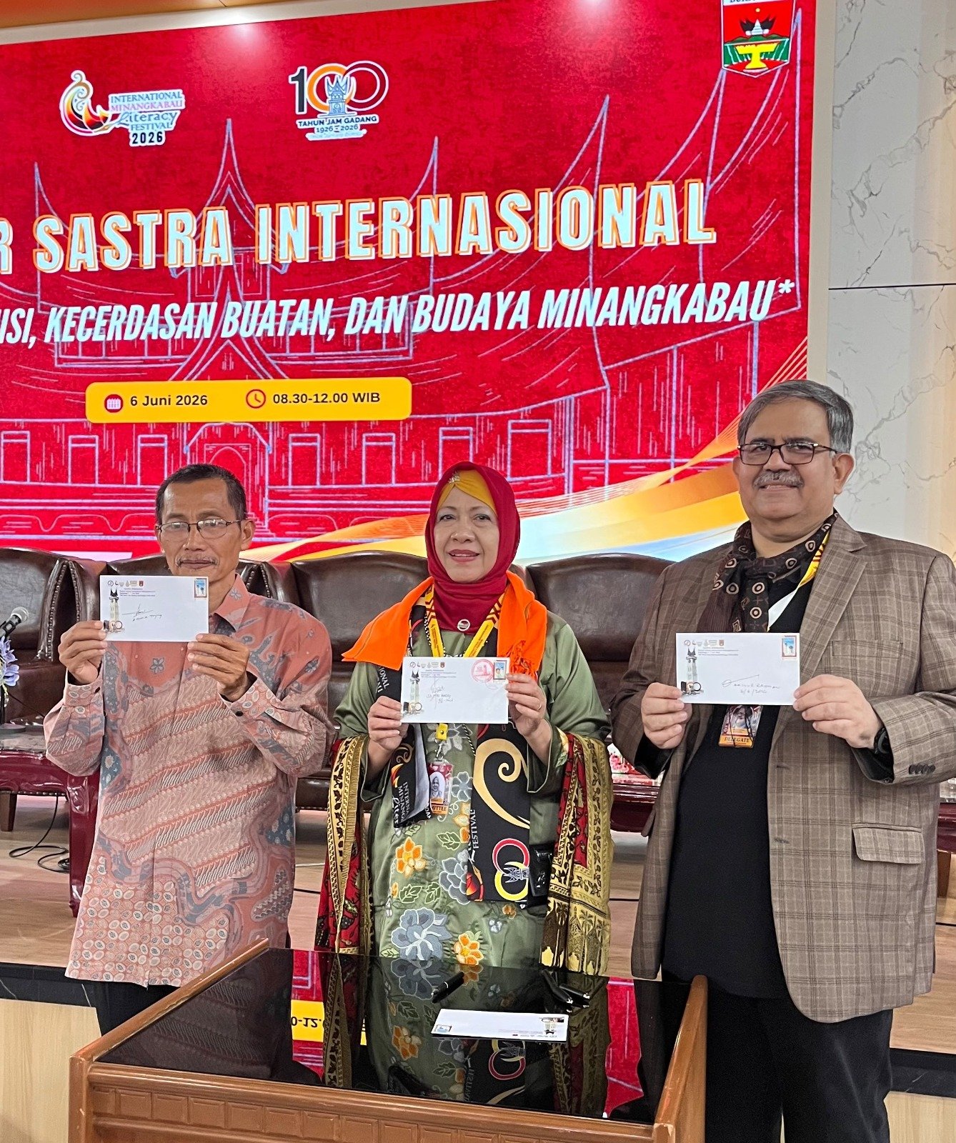 Delegasi dan Ketua IMLF-4 Tandatangani Sampul Peringatan  IMLF-4 100 Tahun Jam Gadang