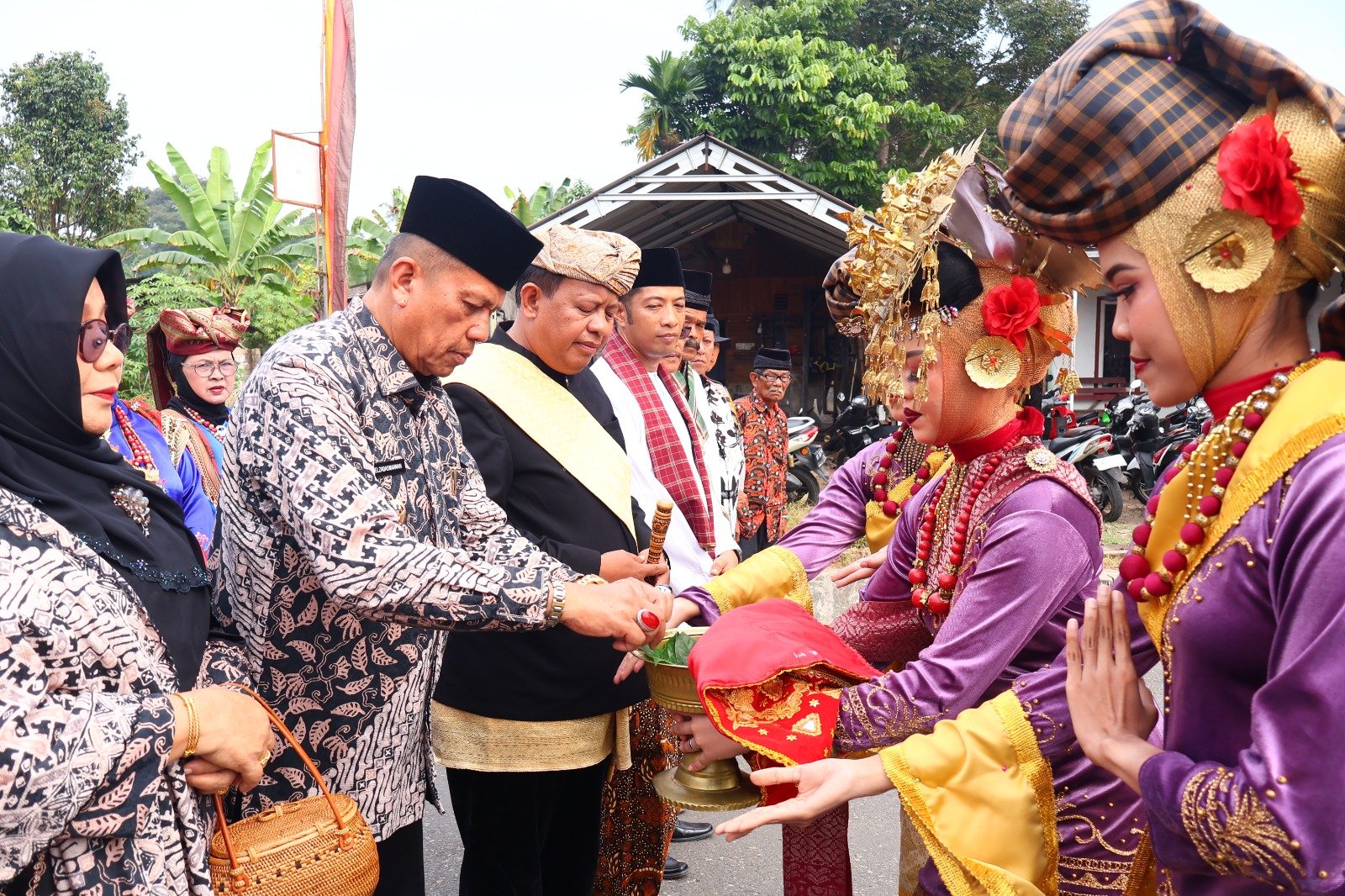 Wawako Elzadaswarman Hadiri Kegiatan Tradisi Adat Salingka Nagari Di Aia Tabik