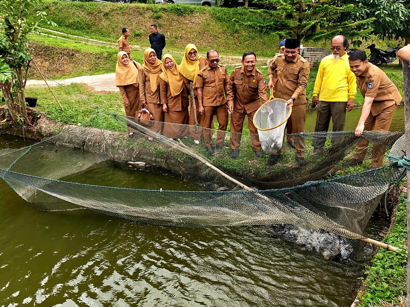 Bupati Safni Bersama Wabup Ahlul Badrito Panen Ikan di Harau, Dorong Perikanan dan Wisata Lokal Berkembang