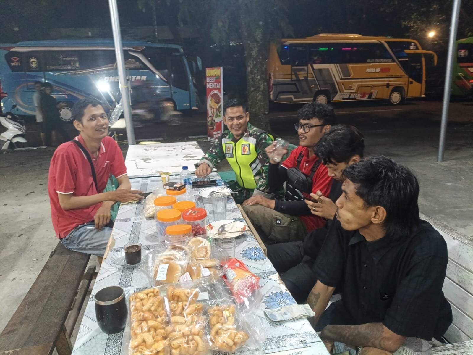 Sinergi TNI-Polri-Masyarakat, Babinsa Koramil 01/Padang Panjang Serma Deby Arisandi Gelar Patroli Kolaboratif Cegah Gangguan Kamtibmas