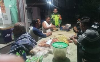 Sambangi Warung Ramai, Babinsa Koramil 04/Lintau Buo Lakukan Patroli Malam Sambil Silaturahmi dengan Warga