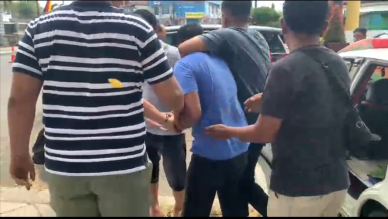 Akhir Pelarian 4 Tahun, Tersangka Korupsi Dana Nagari Rp400 Juta Lebih Ditangkap di Parkiran Lapangan Cindua Mato Batusangkar