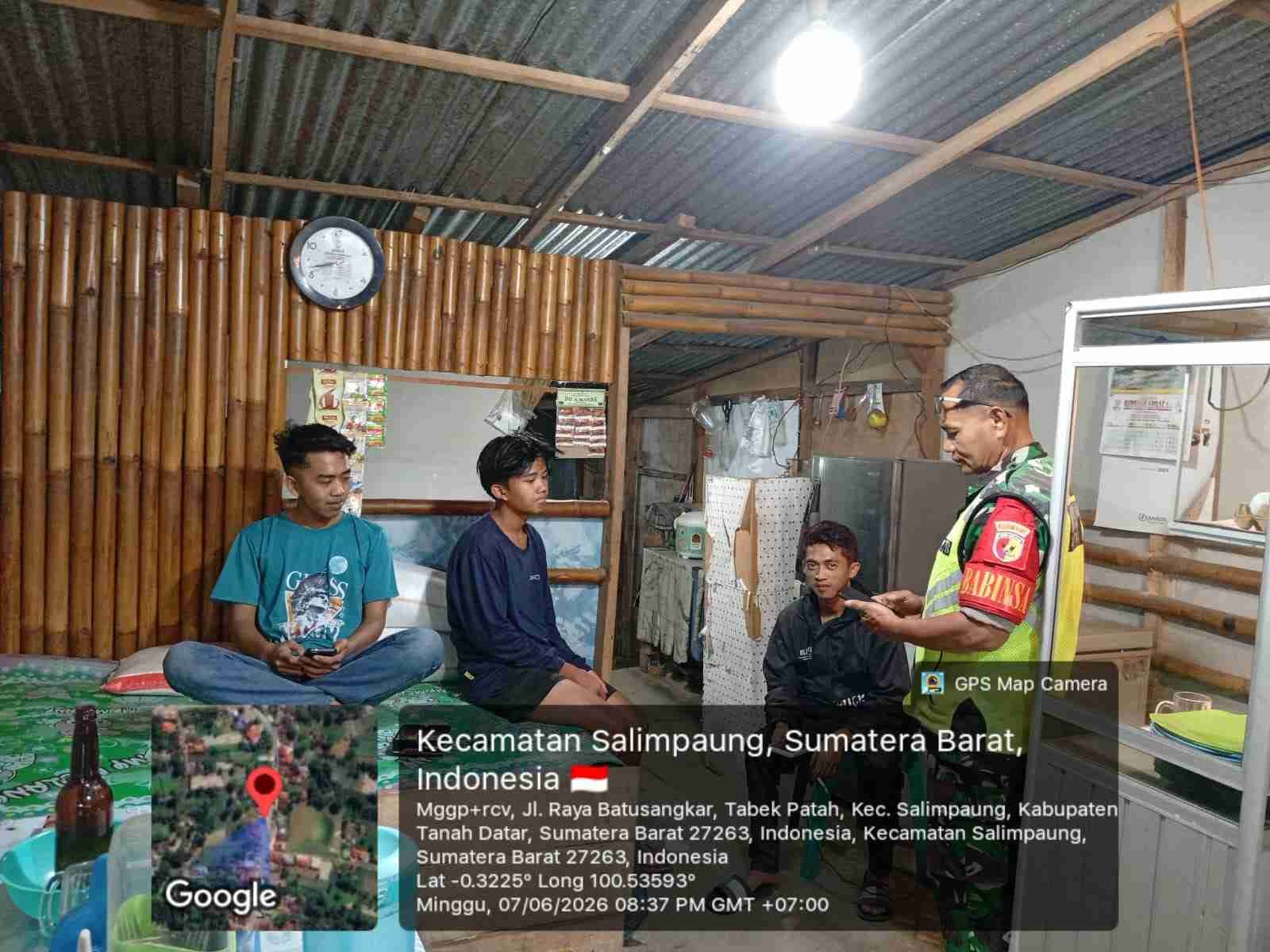 Wujudkan Rasa Aman, Babinsa Koramil 09/Salimpaung Gelar Patroli Malam Bersama Warga