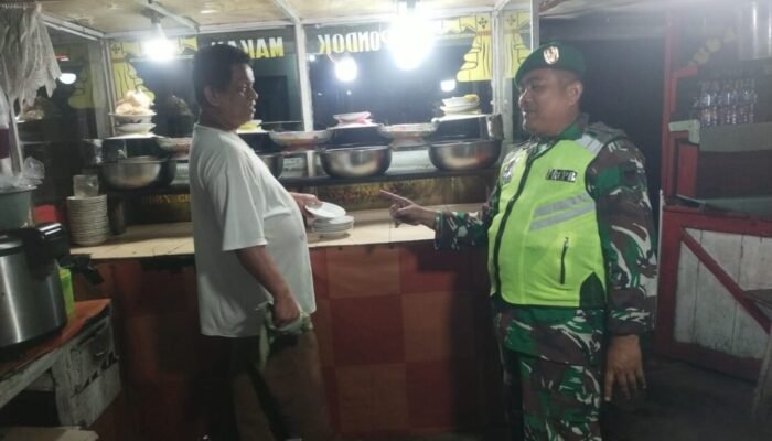 Sambangi Penjual Nasi di Warung Malam Hari, Babinsa Koramil 08/Batipuh Serka Amrizal Lakukan Patroli Humanis