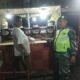 Sambangi Penjual Nasi di Warung Malam Hari, Babinsa Koramil 08/Batipuh Serka Amrizal Lakukan Patroli Humanis