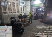 Sambangi Kedai Warga, Sertu Anang Laksanakan Patroli Kolaborasi Sambil Pererat Silaturahmi