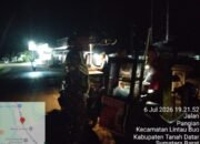 Sambangi Warung Pinggir Jalan, Babinsa Koramil 04/Lintau Buo Laksanakan Patroli Kolaborasi untuk Pantau Kamtibmas